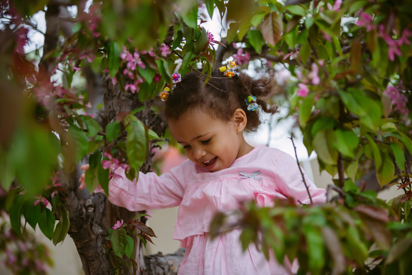 Child portrait with playful movement in flowers.